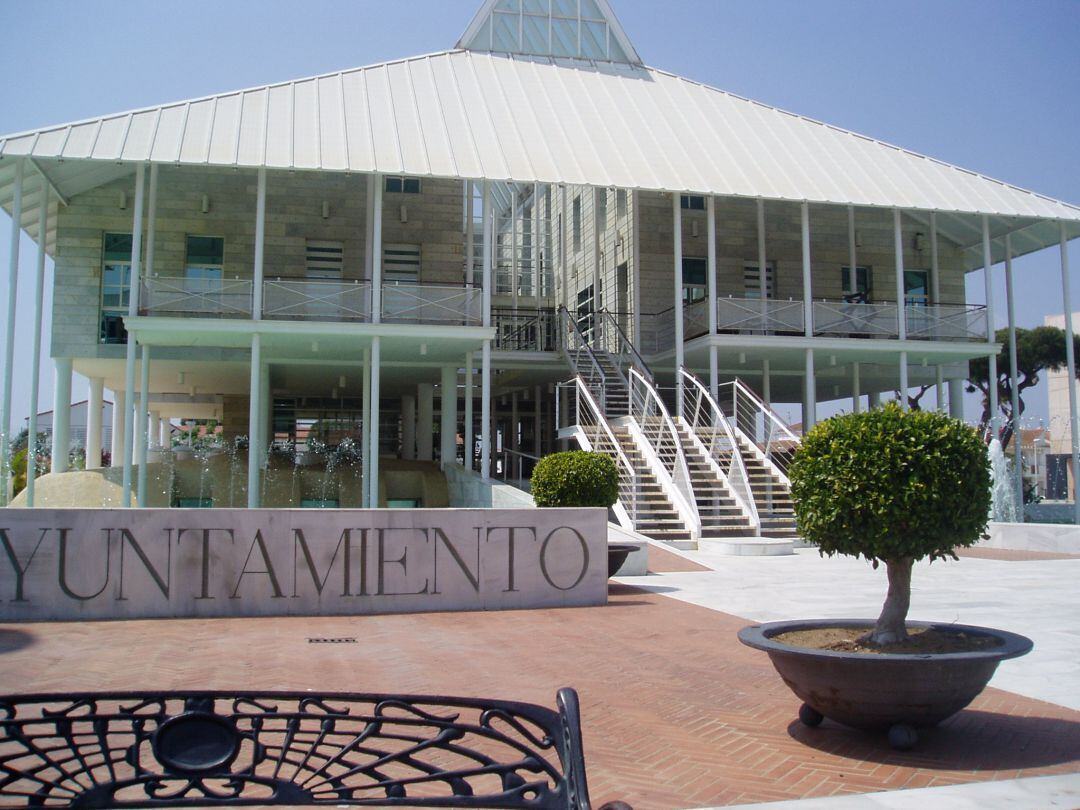 Fachada del Ayuntamiento de Punta Umbría junto a la que el individuo fue avistado por la Policía Local conduciendo una moto sin carnet, ni seguro o ITV. 