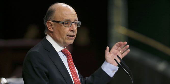 El ministro de Hacienda y Administraciones Públicas, Cristóbal Montoro, durante su intervención en el pleno del Congreso, donde ha defendido el proyecto de ley de Racionalización y Sostenibilidad de la Administración Local