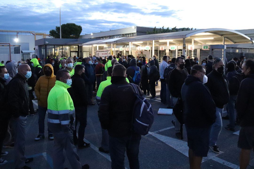 Treballadors de Nissan esperant per entrar a la fàbrica de la Zona Franca per la protesta dels empleats d'Acciona