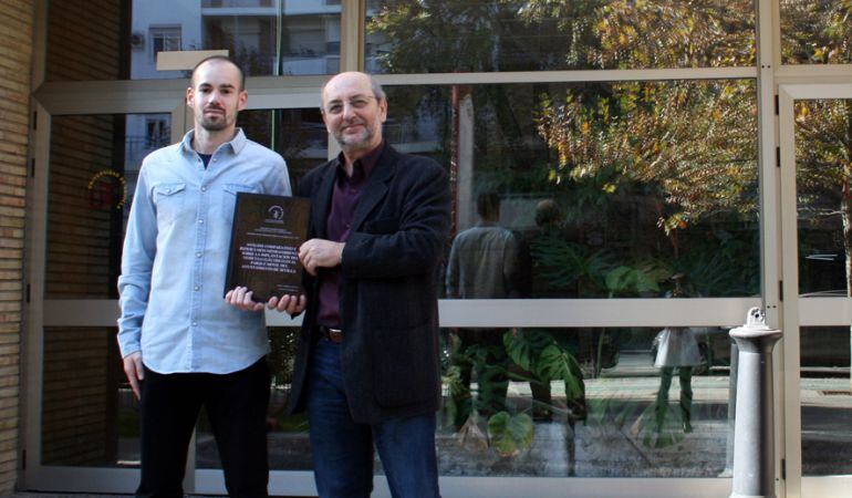 El autor del estudio, Mario Barrera Paquilla, y el profesor Isidro Cortés, a las puertas de la Escuela Técnica Superior de Ingeniería de Edificación