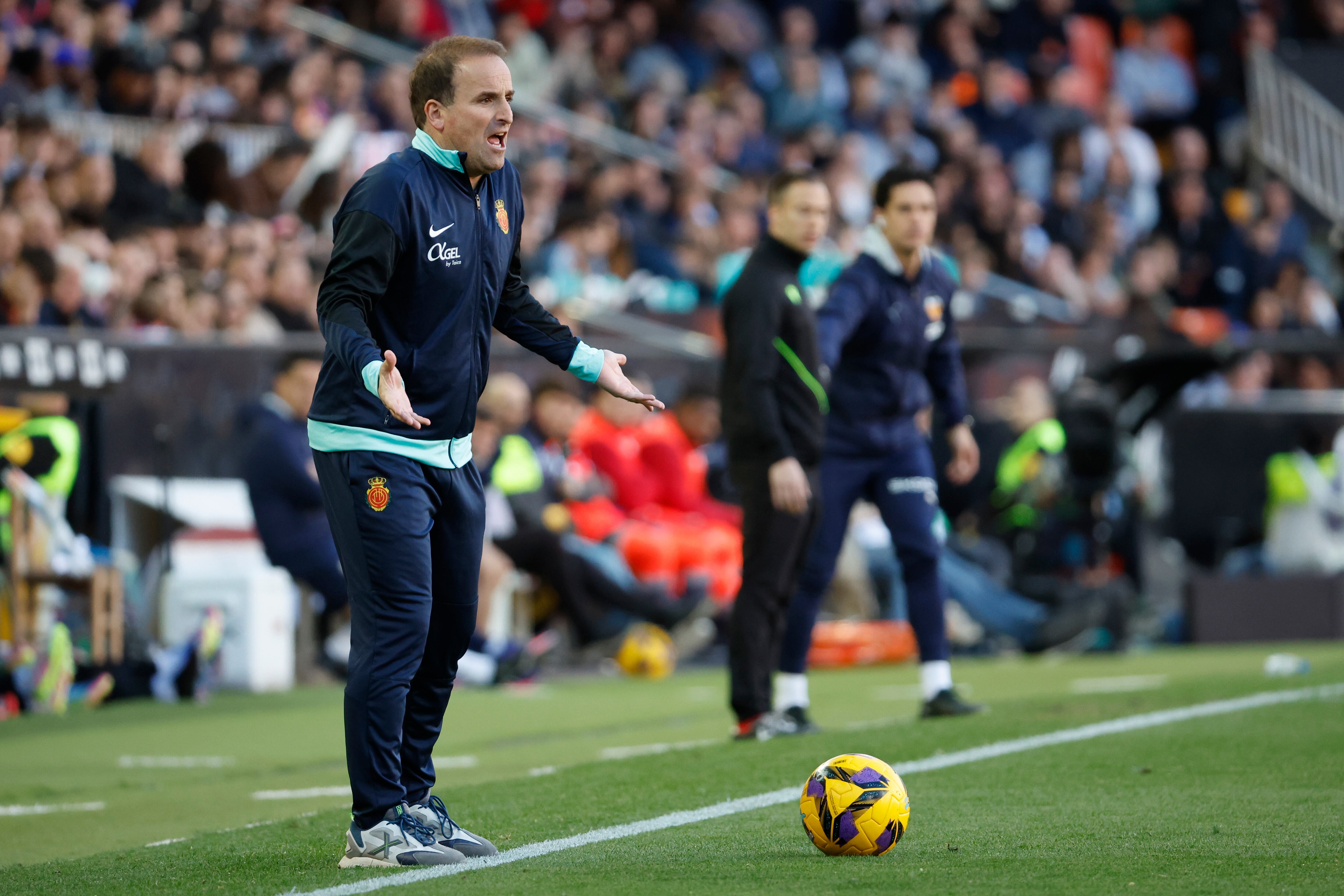 VALENCIA, 30/03/2025.- El entrenador del Mallorca Jagoba Arrasate, durante el partido de la jornada 29 de LaLiga entre Valencia CF y RCD Mallorca, este domingo en el estadio de Mestalla. EFE/ Ana Escobar
