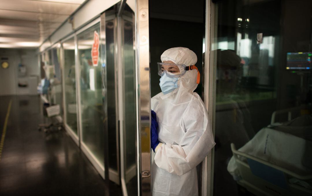 Una profesional sanitaria en un hospital de Barcelona.