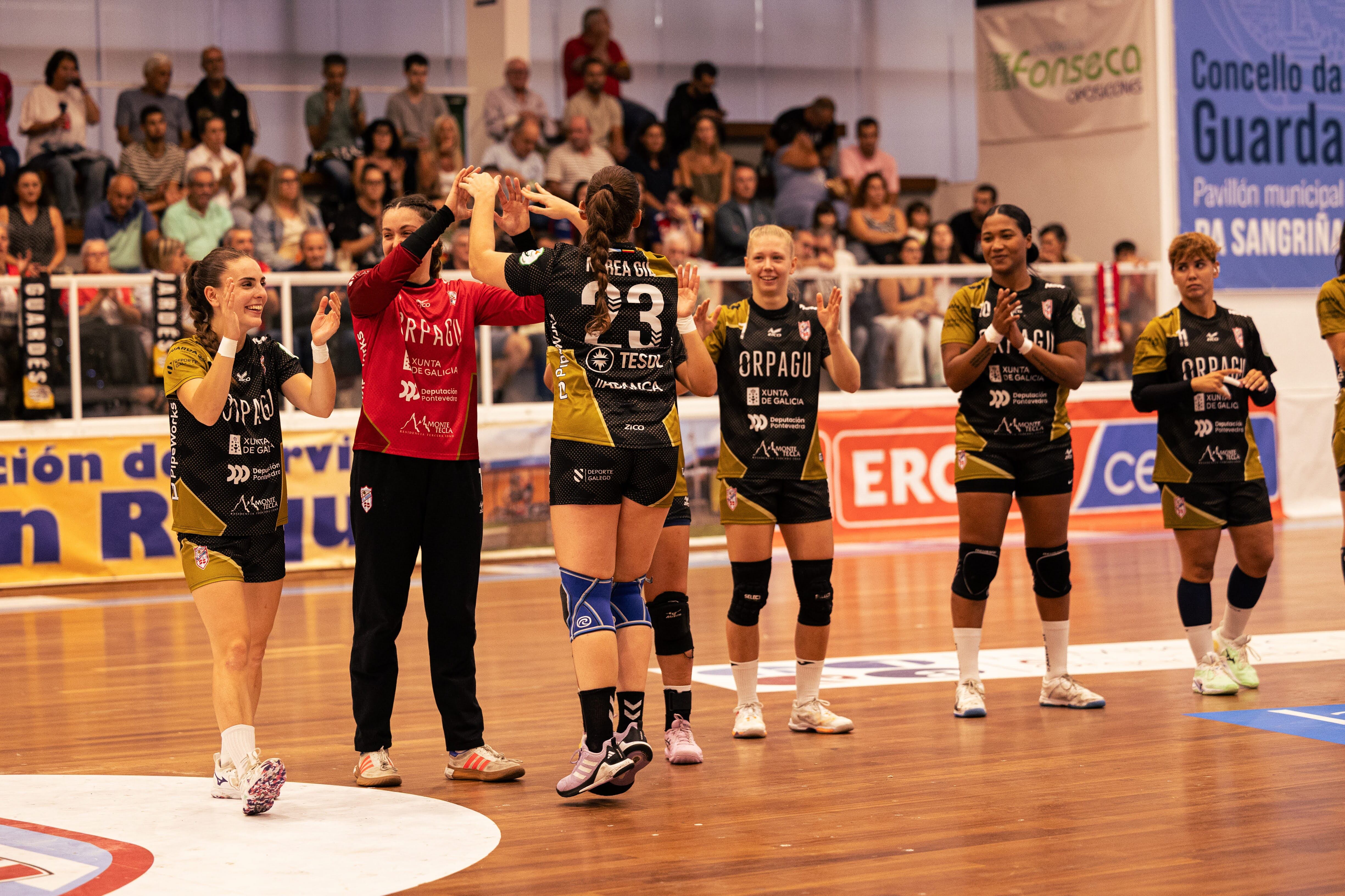 Nerea Gil saludando a sus compañeras del Guardés en un partido en A Sangriña
