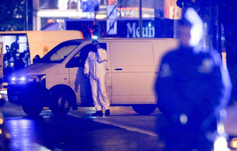 Policías belgas, en las calles del barrio de Molenbeek