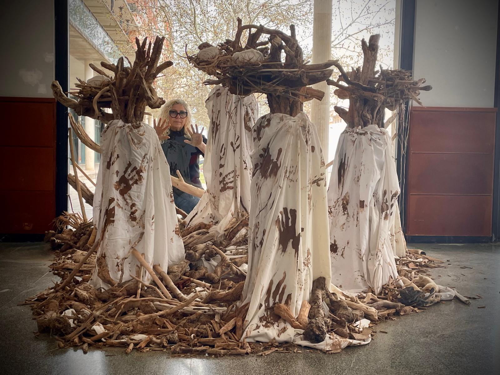 La artista de Tavernes Teresa Cháfer junto a los ninots que ha elaborado con los restos de la DANA.