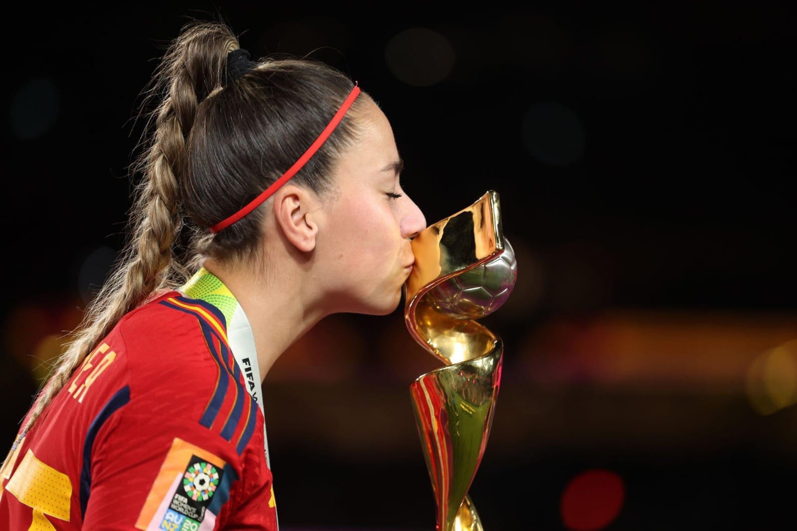 Athenea del Castillo besa la Copa del Mundo durante la final del Mundial