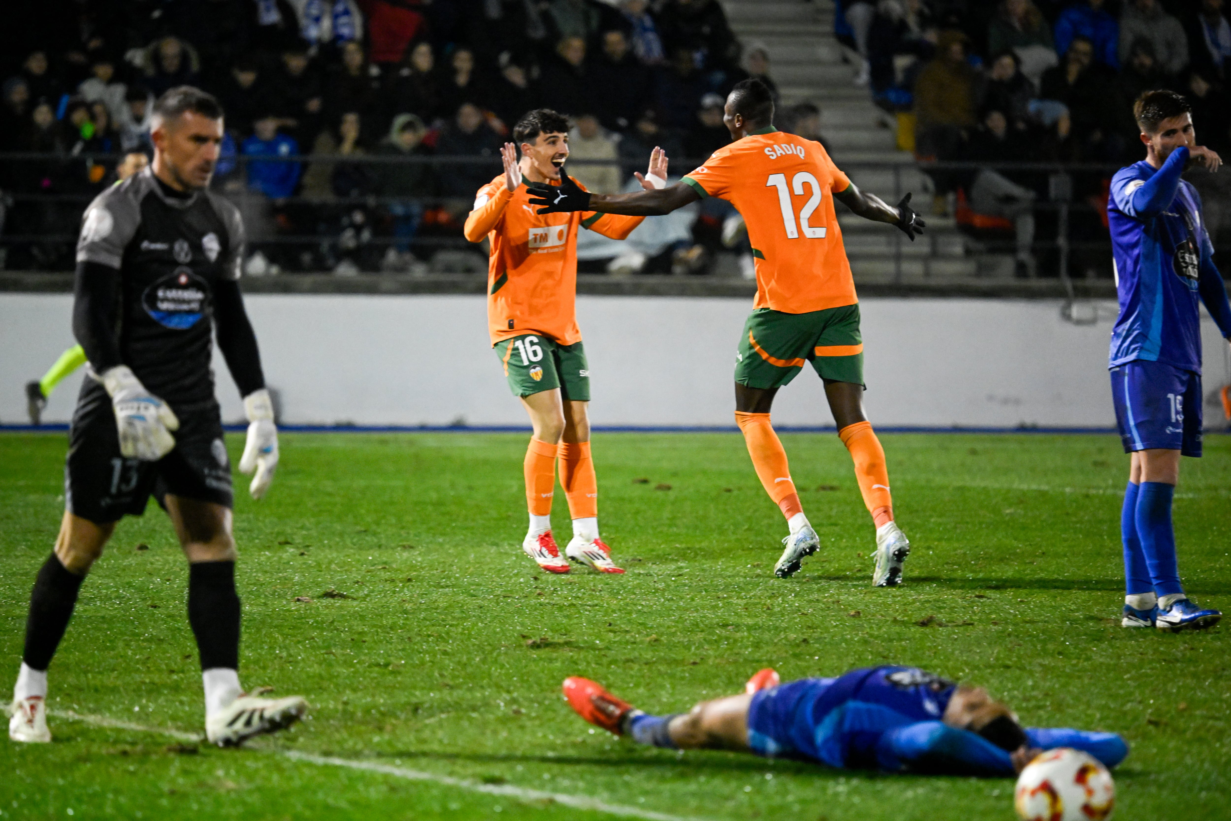 Umar Sadiq celebra el 0-2 frente al Ourense en la Copa del Rey