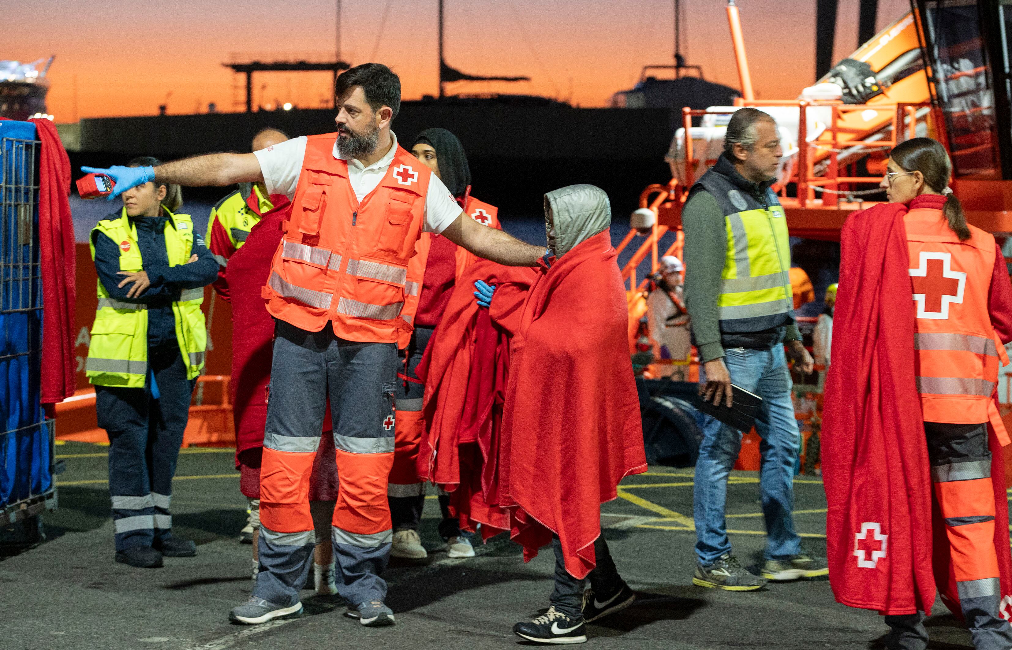 La Guardamar Urania rescató en la madrugada del pasado viernes a 47 personas de origen magrebí y subsahariano, entre ellas 5 mujeres y cuatro menores, cuando viajaban en una embarcación neumática al este de Lanzarote.