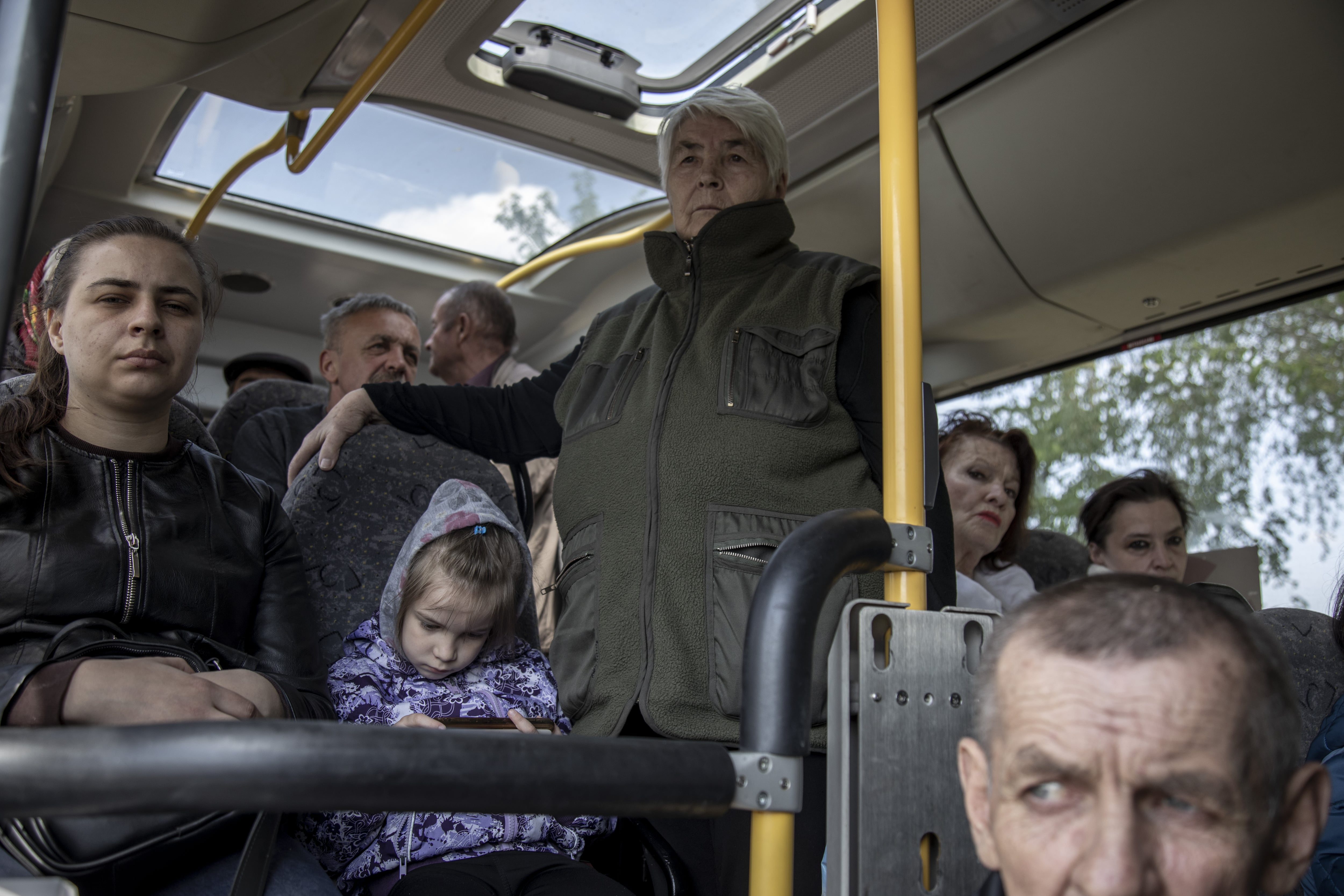 Un grupo de civiles son evacuados desde la región del Donbás. 