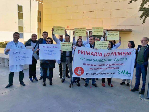 Médicos de atención primaria y profesionales sanitarios del centro de Salud Levante Sur en una de las recientes protestas del personal pidiendo la mejora de Atención Primaria