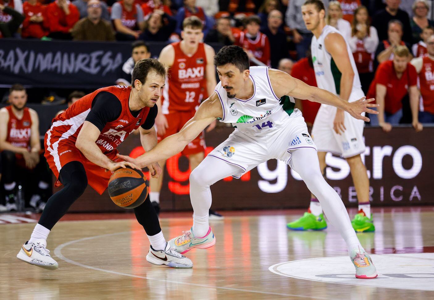 Djedovic defiende a Ferrari en el partido de la primera vuelta en Manresa