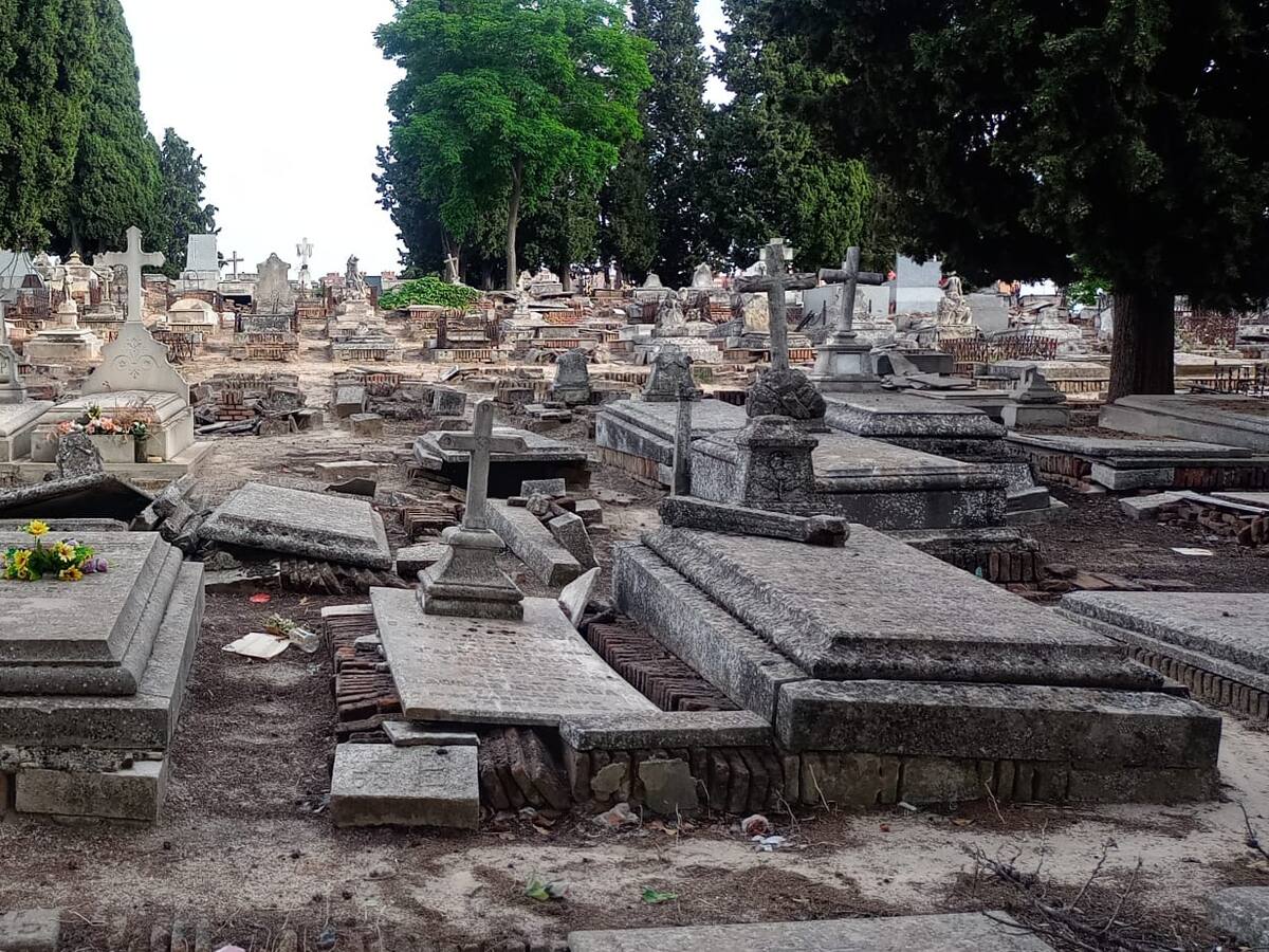 Mirar un cementerio es conocer nuestra historia