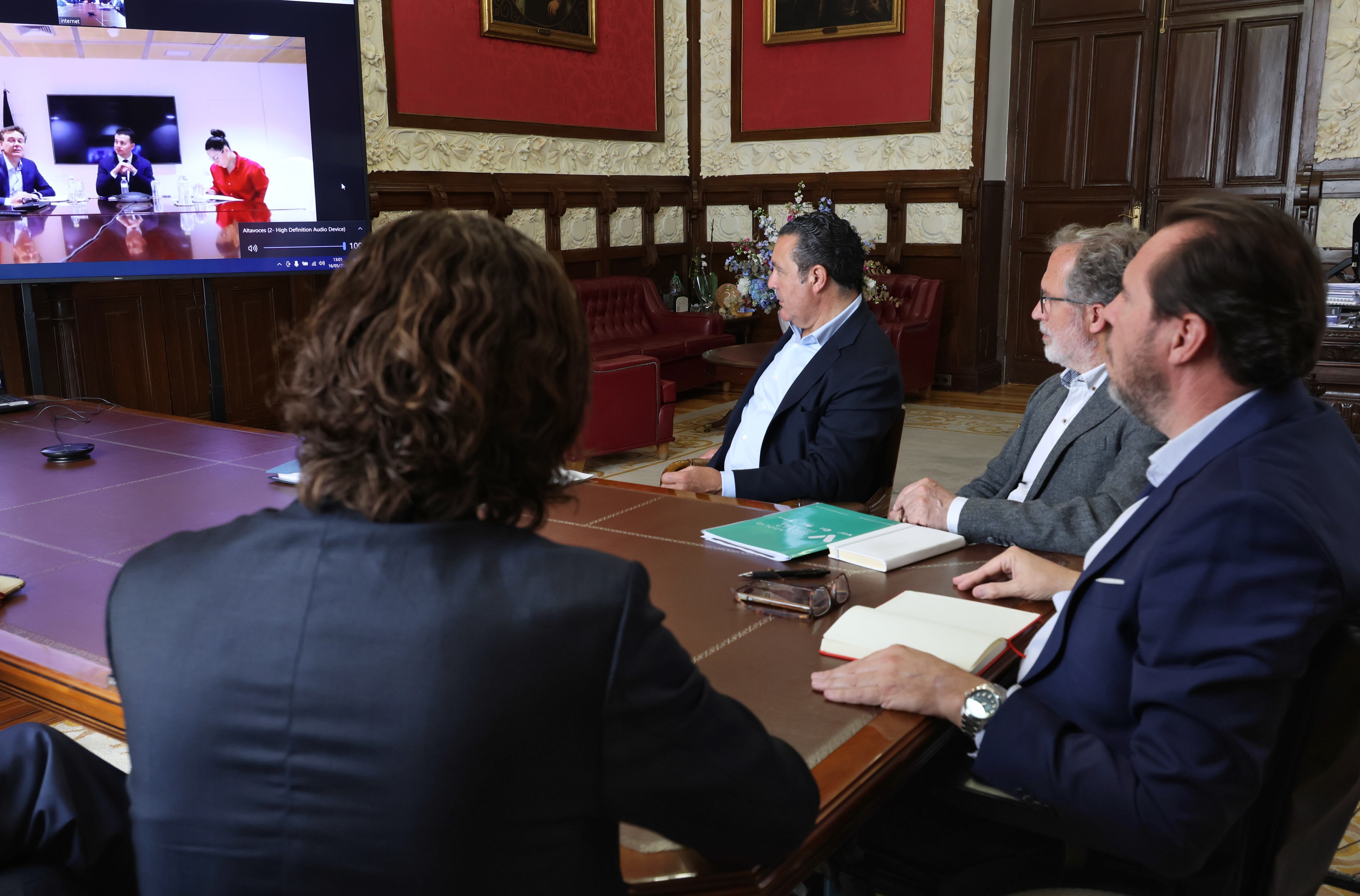 En el Ayuntamiento se ha celebrado la reunión para analizar todos los aspectos relacionados con la instalación en Valladolid de la fábrica de baterías de Inobat