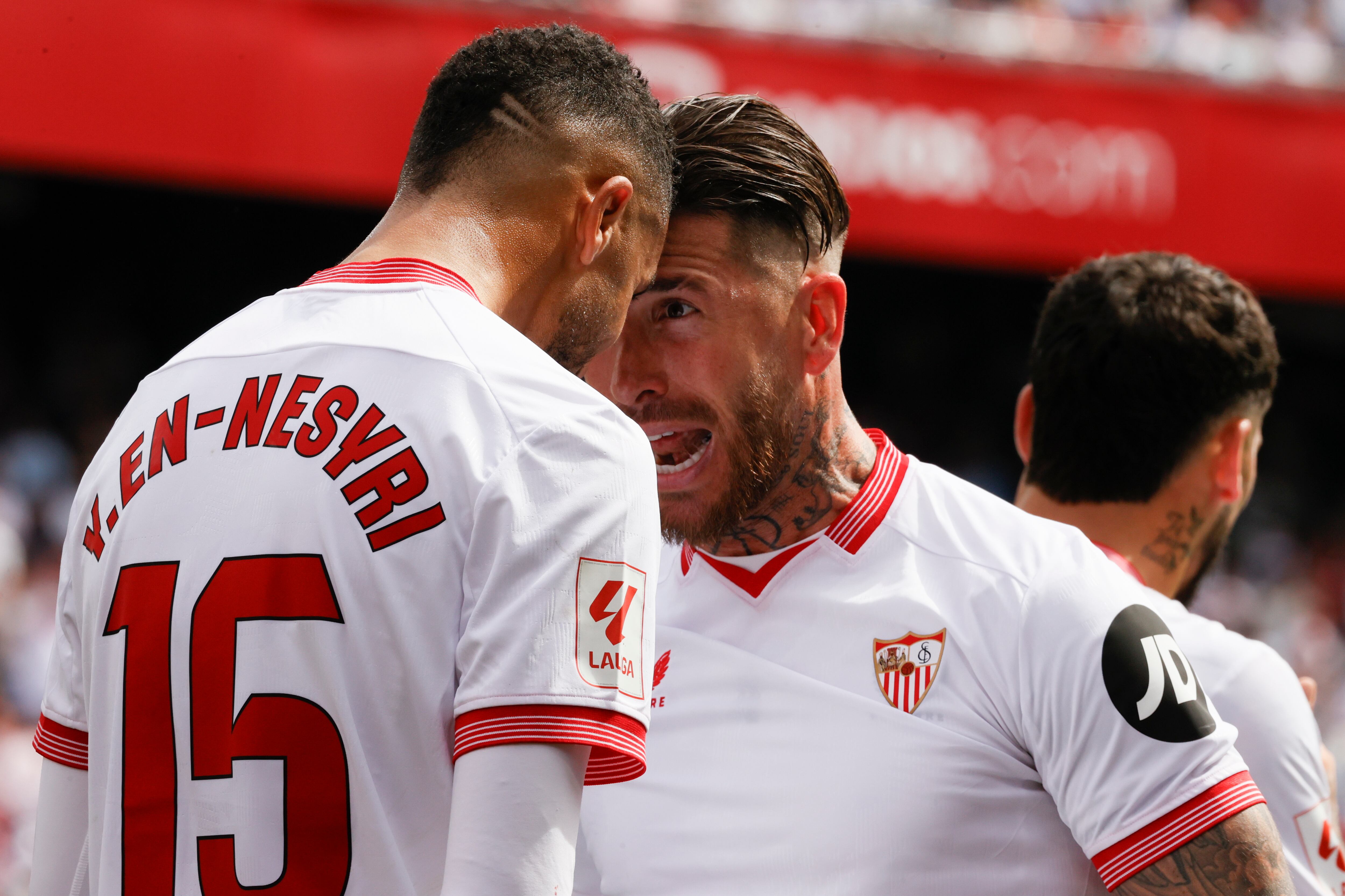 El delantero marroquí del Sevilla Youssef En-Nesyri, celebra su gol contra el Celta de Vigo junto al defensa Sergio Ramos, durante el partido de la jornada 29 de LaLiga EA Sports este domingo en el estadio Sánchez Pizjuán de Sevilla. EFE/José Manuel Vidal