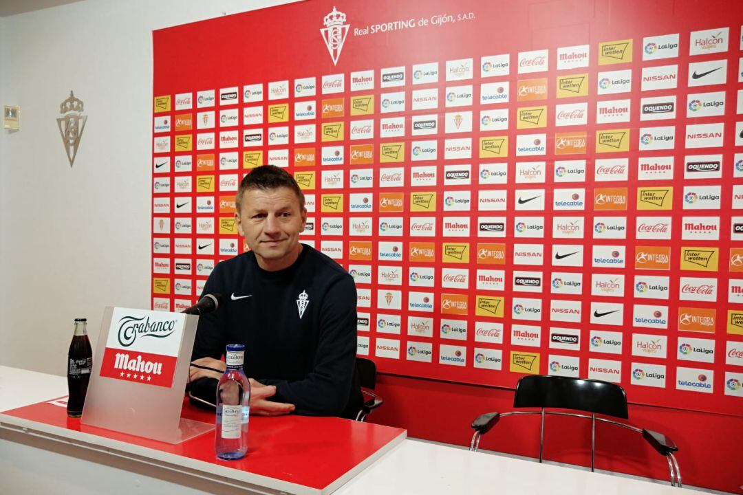 Miroslav Djukic durante su comparecencia previa al viaje a Tenerife