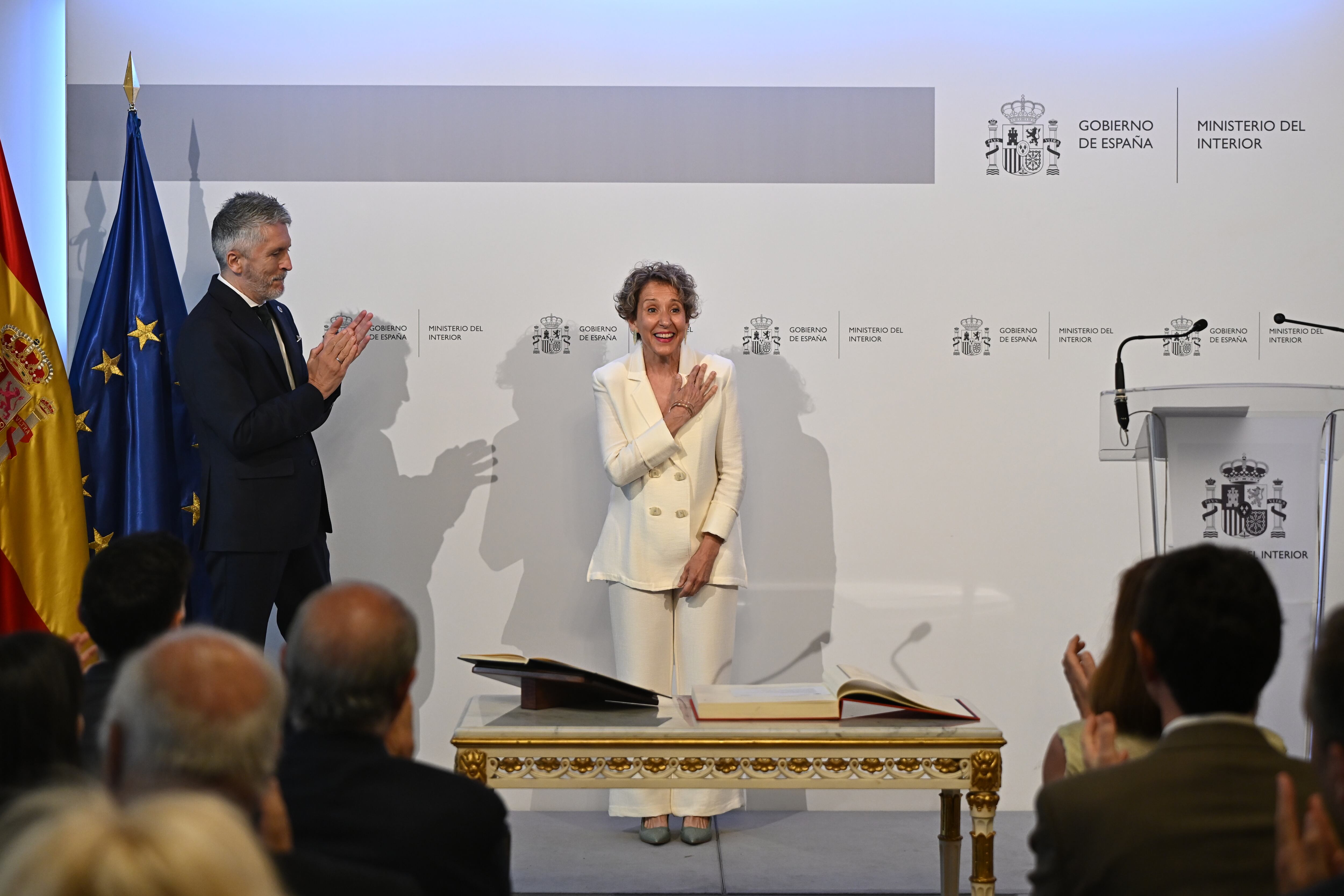 MADRID, 05/06/2025.- Aina Calvo toma posesión como secretaria de Estado de Seguridad en un acto presidido por el ministro del Interior, Fernando Grande-Marlaska (i), este jueves en la sede del ministerio. EFE/Fernando Villar