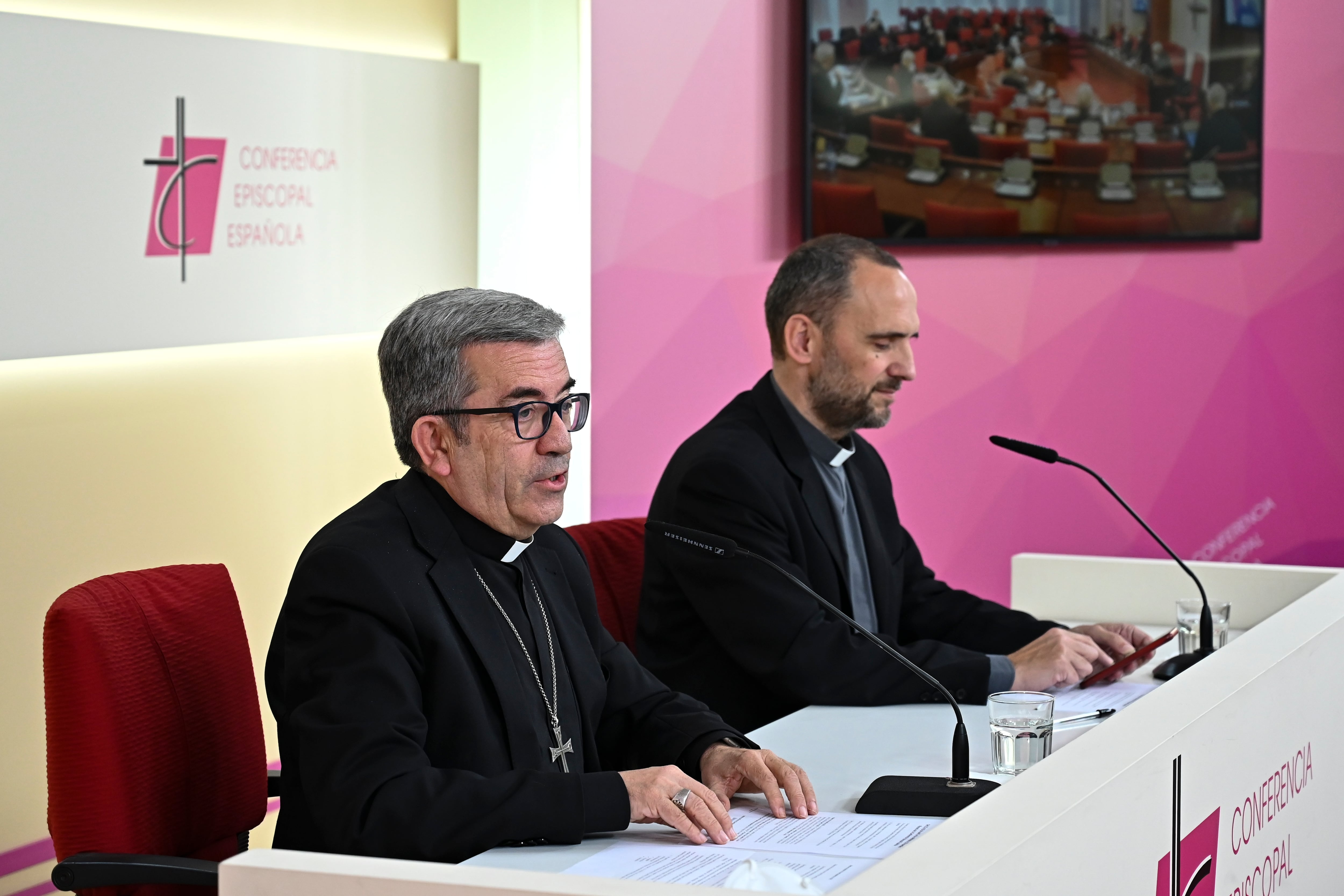 El portavoz de la Conferencia Episcopal Española (CEE), Luis Argüello (i) durante la rueda de prensa celebrada este viernes para informar sobre los trabajos de la Asamblea Plenaria de los obispos.