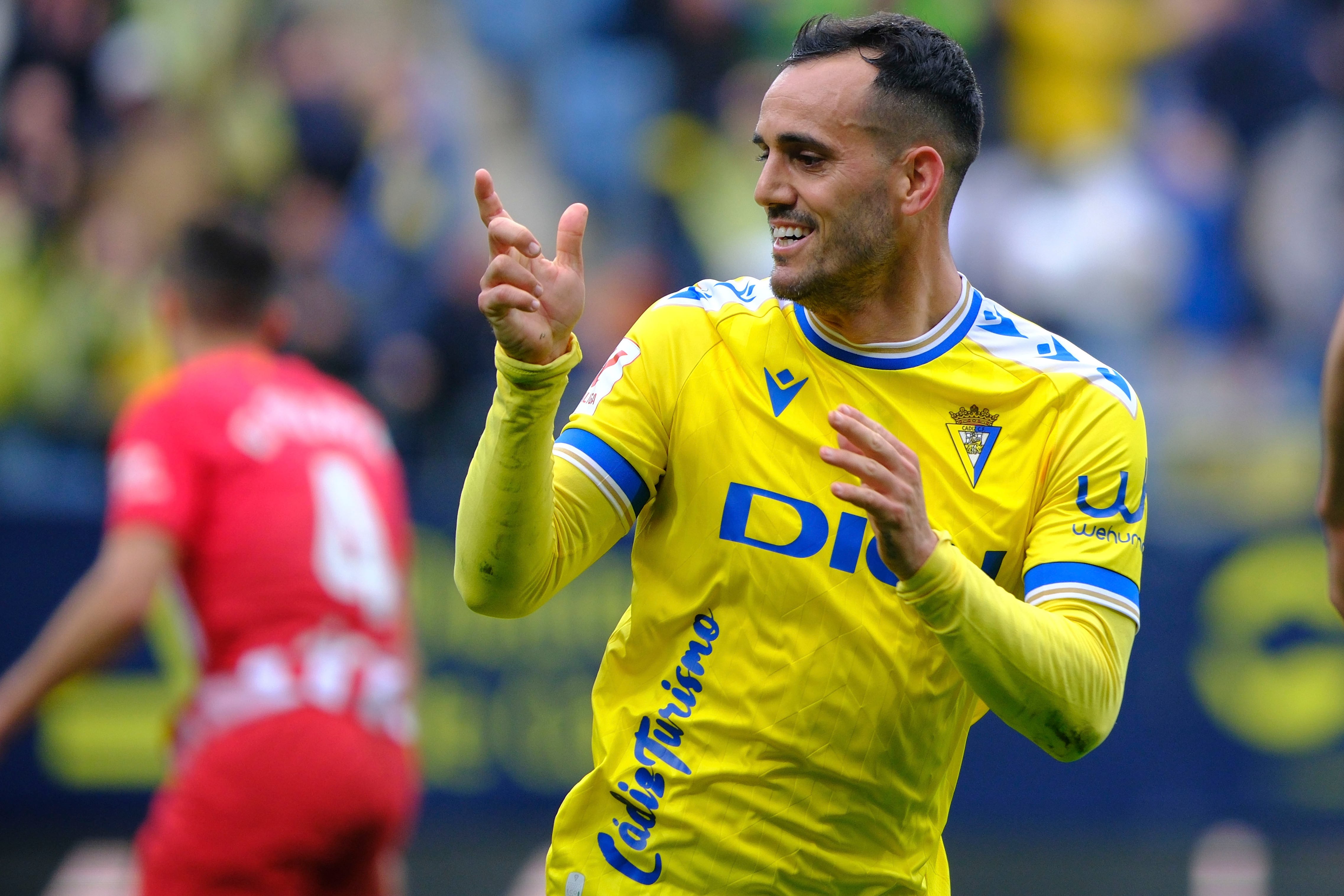 -FOTODELDÍA- CÁDIZ, 09/03/2024.- El delantero del Cádiz CF Juanmi celebra el segundo gol durante el partido de Liga EA Sports que enfrenta al Cádiz CF y el Atlético de Madrid en el estadio Nuevo Mirandilla de Cádiz este sábado. EFE/Román Ríos
