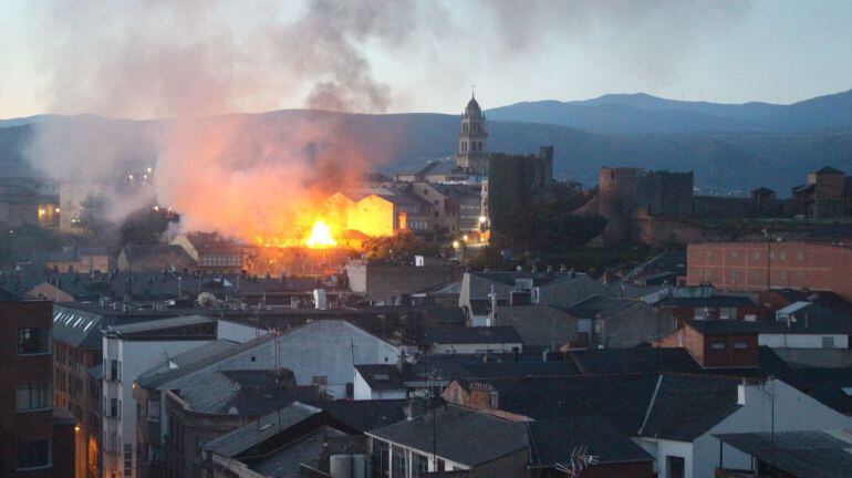 El incendio se produjo en un inmueble de la calle Tras la Cava