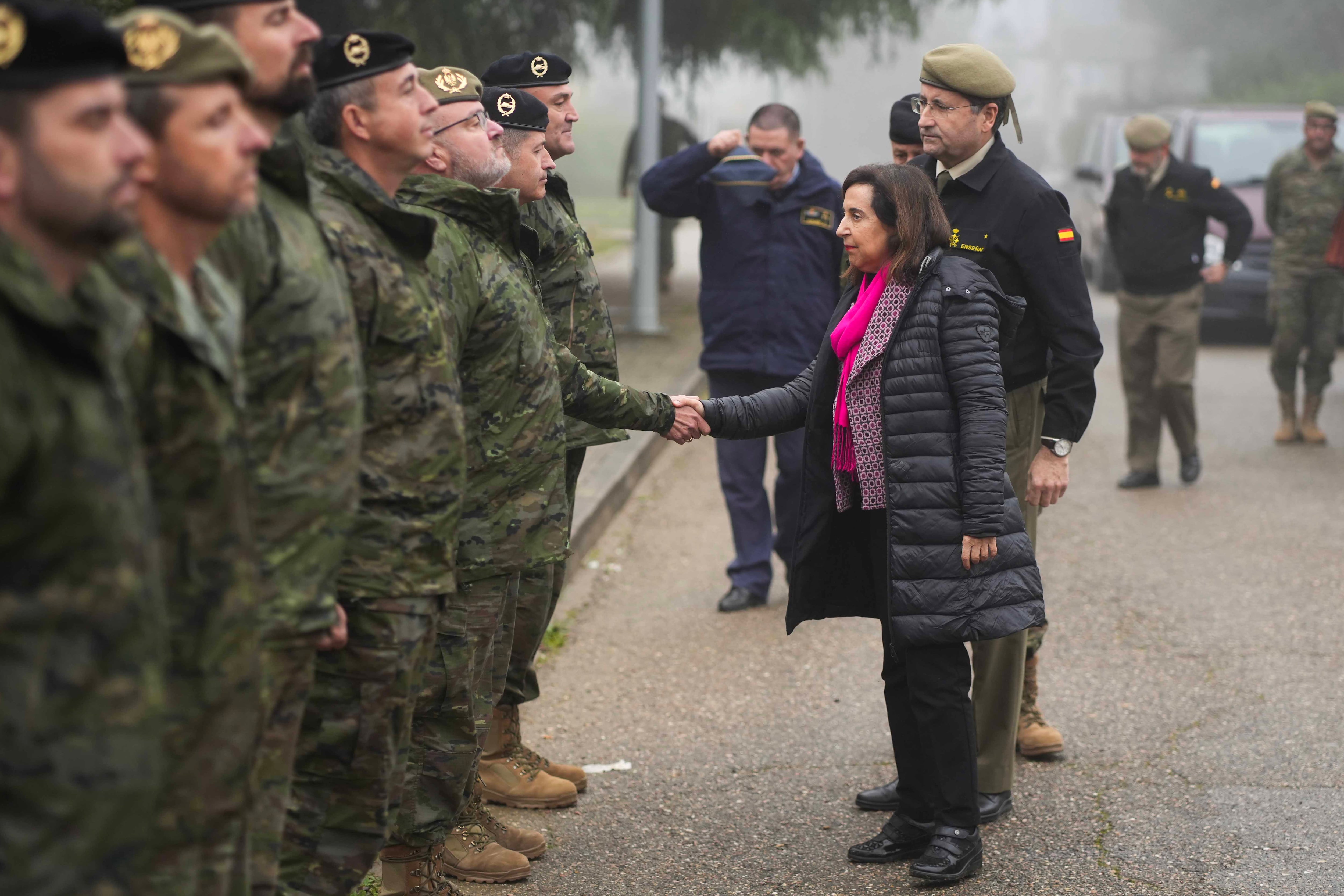 GRAFAND7877. CÓRDOBA, 04/01/2024.- La ministra de Defensa, Margarita Robles, durante su visita a la base de Cerro Muriano, donde participó en el homenaje a los dos soldados fallecidos el pasado día 21 de diciembre durante unas maniobras.EFE/ Rafa Alcaide
