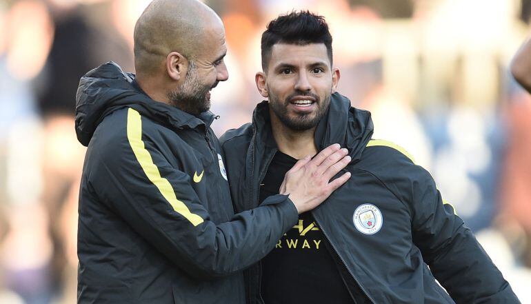 Pep Guardiola y el Kun Agüero, al término de un partido del Manchester City.