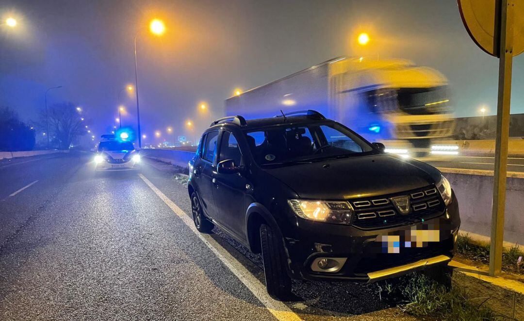 Así quedó el coche tras chocar contra la mediana; el conductor se quedó dormido y luego dió positivo en el control de alcoholemia.