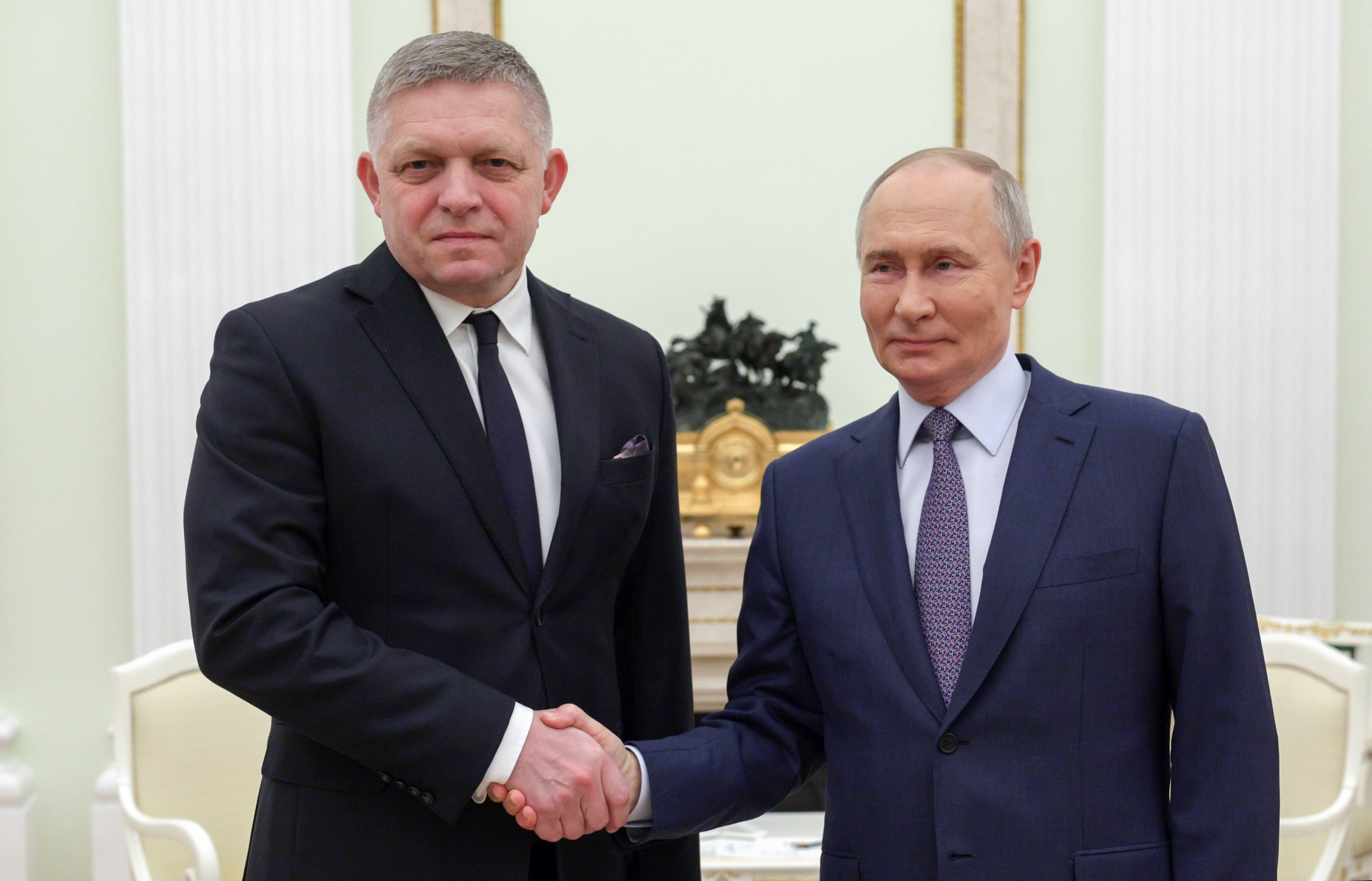 El primer ministro eslovaco Robert Fico saluda a Vladimir Putin antes de su reunión en Moscú