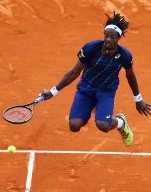 Monfils pega un golpe en el aire y sin apoyos