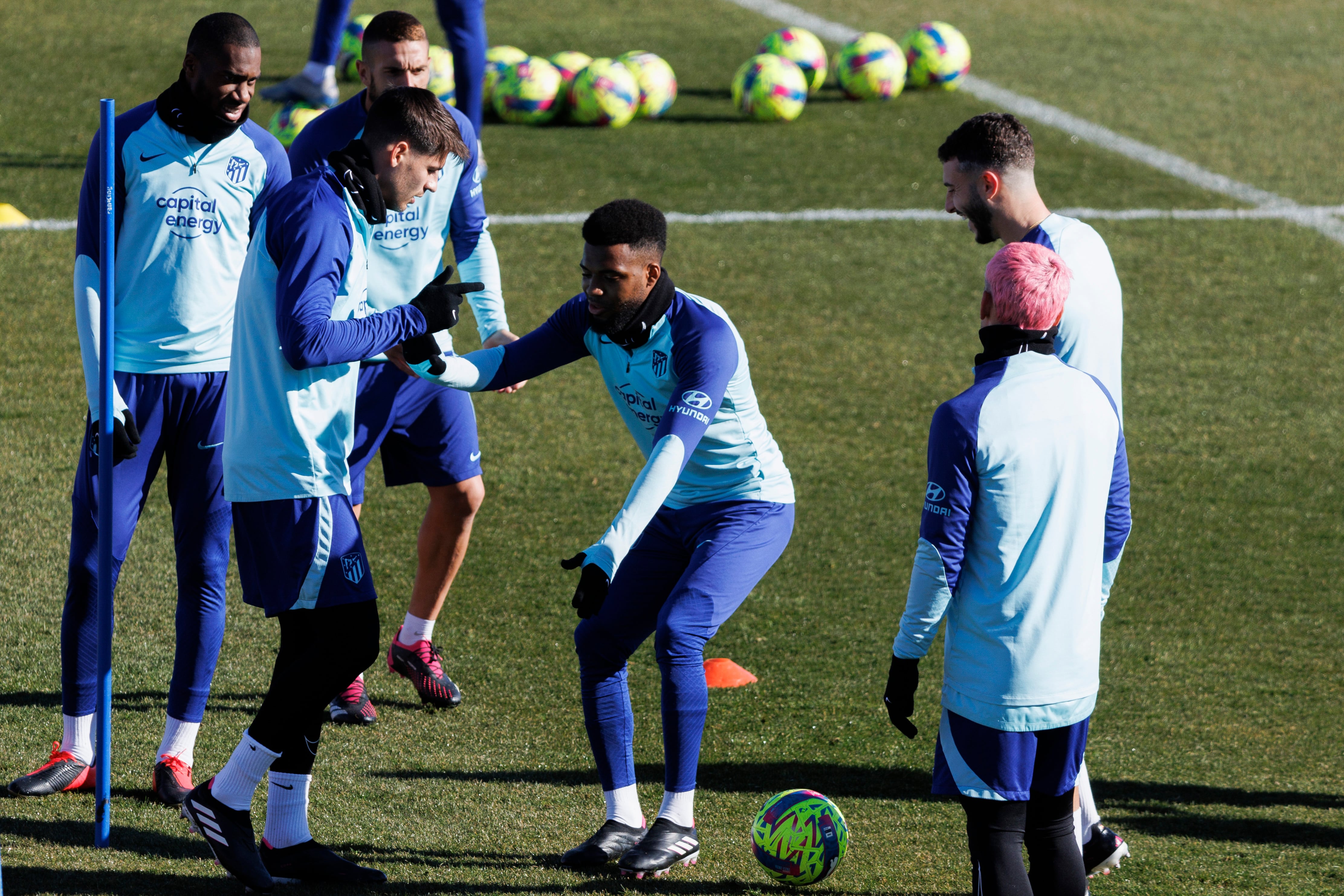 Morata, Lemar, Griezmann y otros jugadores del Atlético de Madrid en un entrenamiento. (EFE/Sergio Pérez)