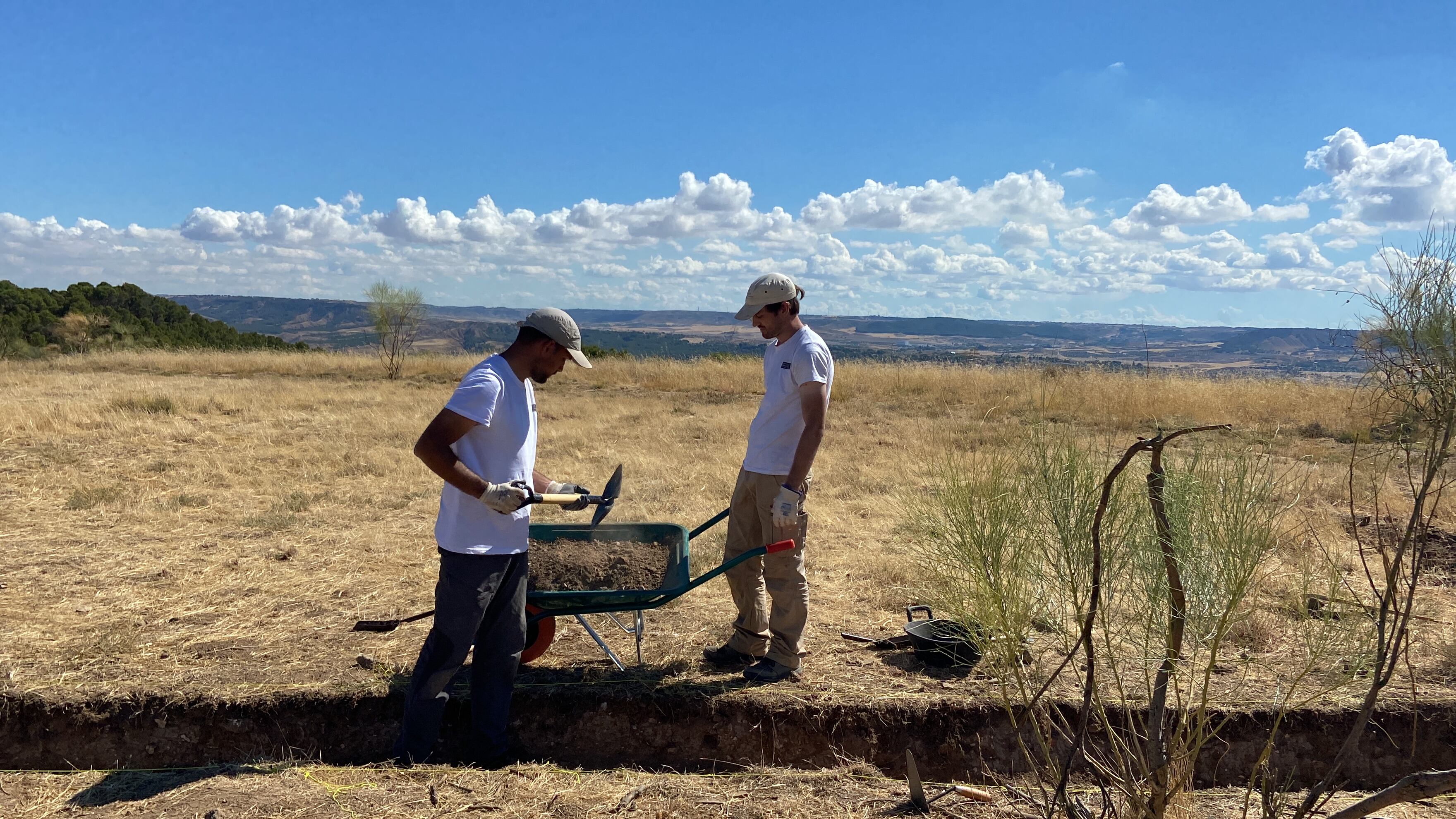 Estudiantes de Arqueología e Historia trabajan en la excavación del yacimiento