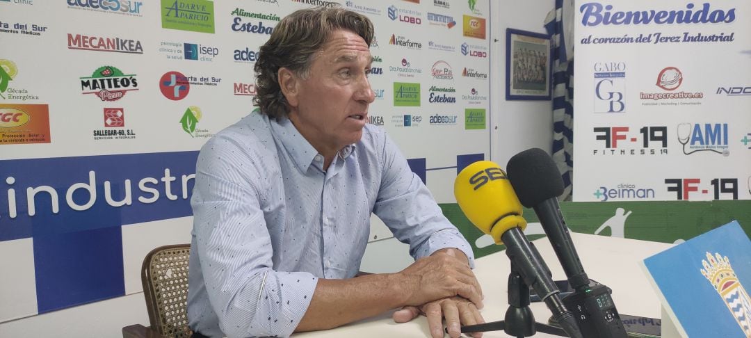 Esteban Vigo durante la rueda de prensa en La Juventud