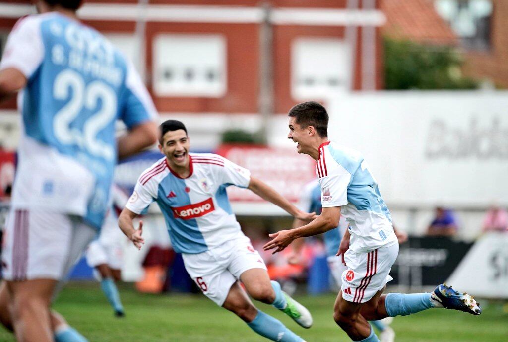 Landeira (derecha) marcó y celebró así el segundo gol del Compos ante el Marino de Luanco