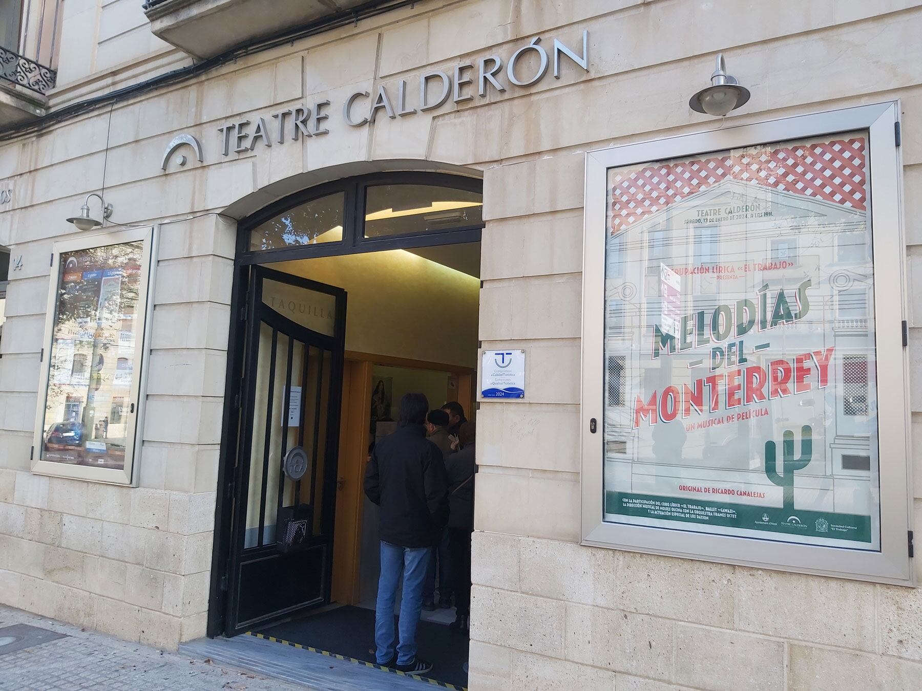 Xicotetes cues en el Teatre Calderón el dia abans de l'estrena