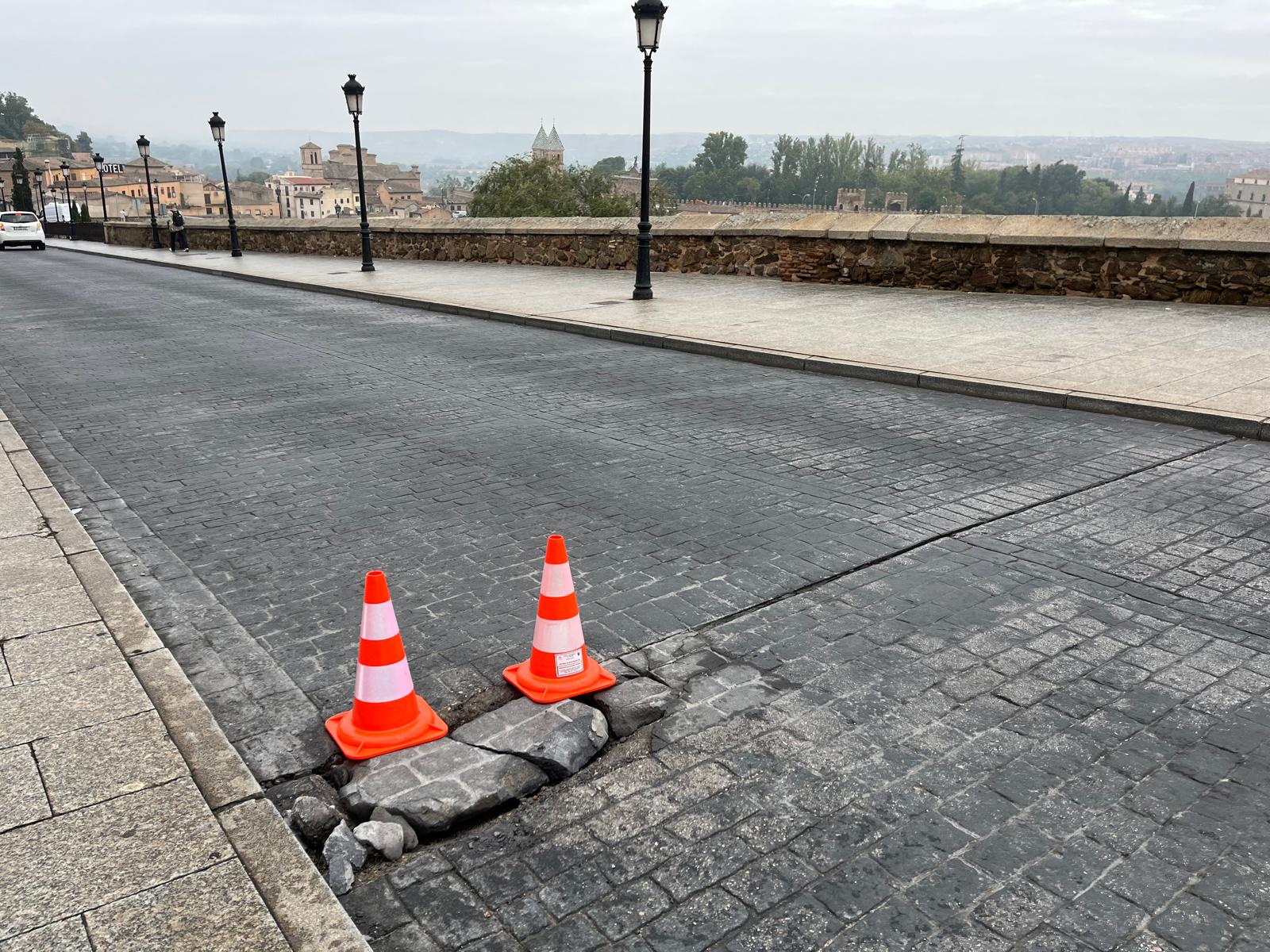 Estado del pavimento del eje Bisagra-Zocodover, tras las obras realizadas hace apenas un mes