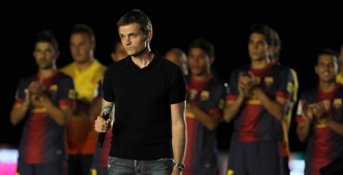 El entrenador del F.C. Barcelona, Tito Vilanova, se dirige a los aficionados cules durante la presentación de la plantilla blaugrana para la temporada 2012/13, antes del encuentro correspondiente al Trofeo Joan Gamper