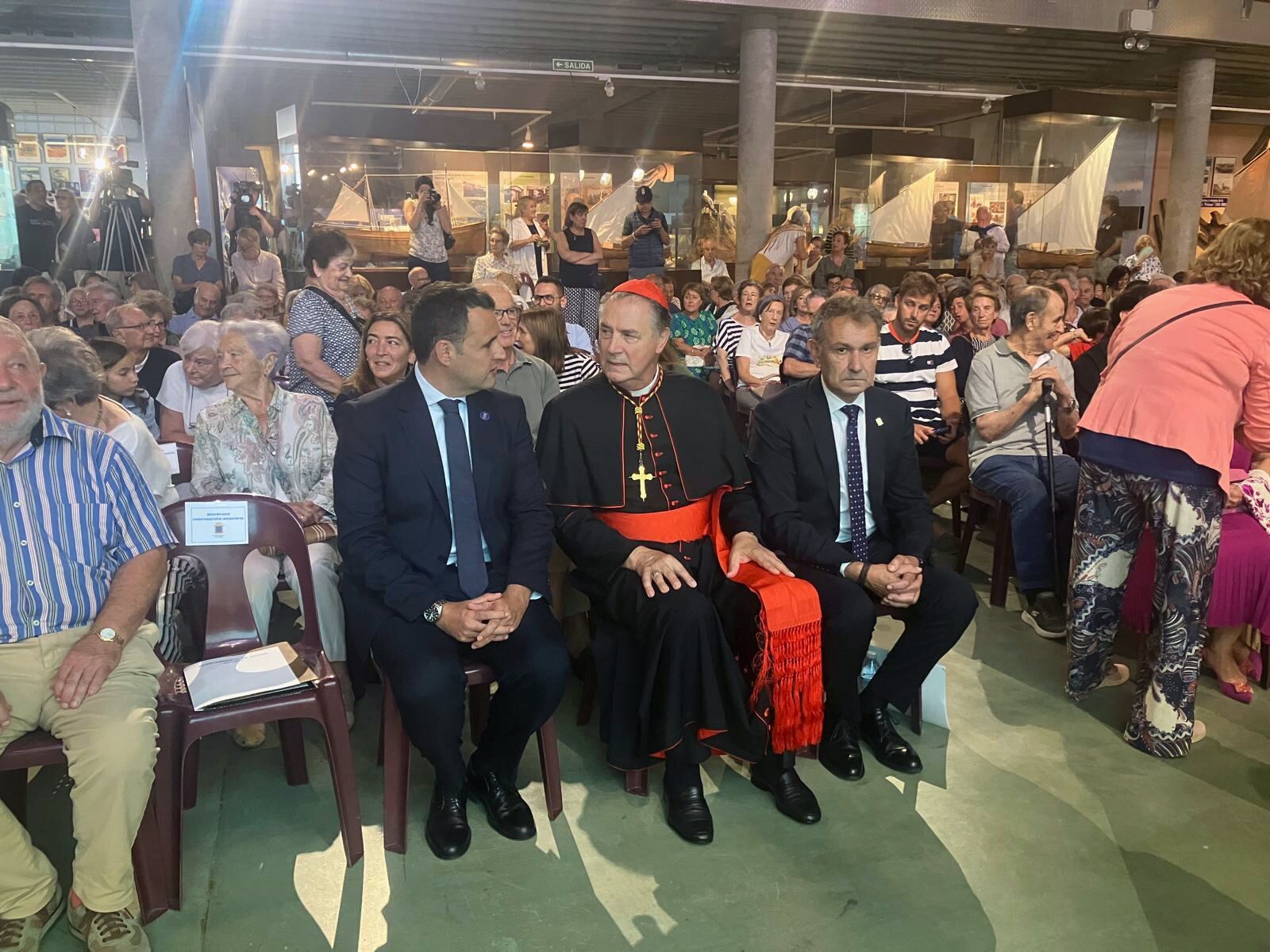 El cardenal Ángel Fernández Artime ya es Hijo Predilecto de Gozón.