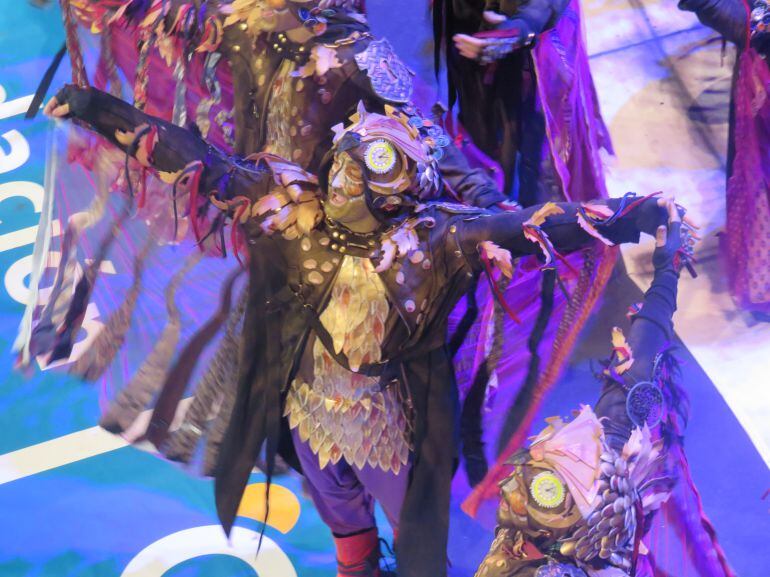 Comparsa Los Noctámbulos en su actuación en preliminares