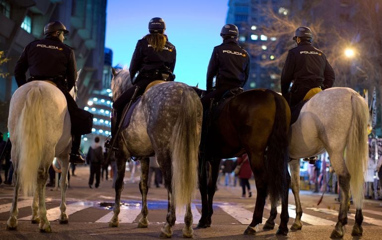 Efectivos de la Policía Nacional, en el Santiago Bernabéu.