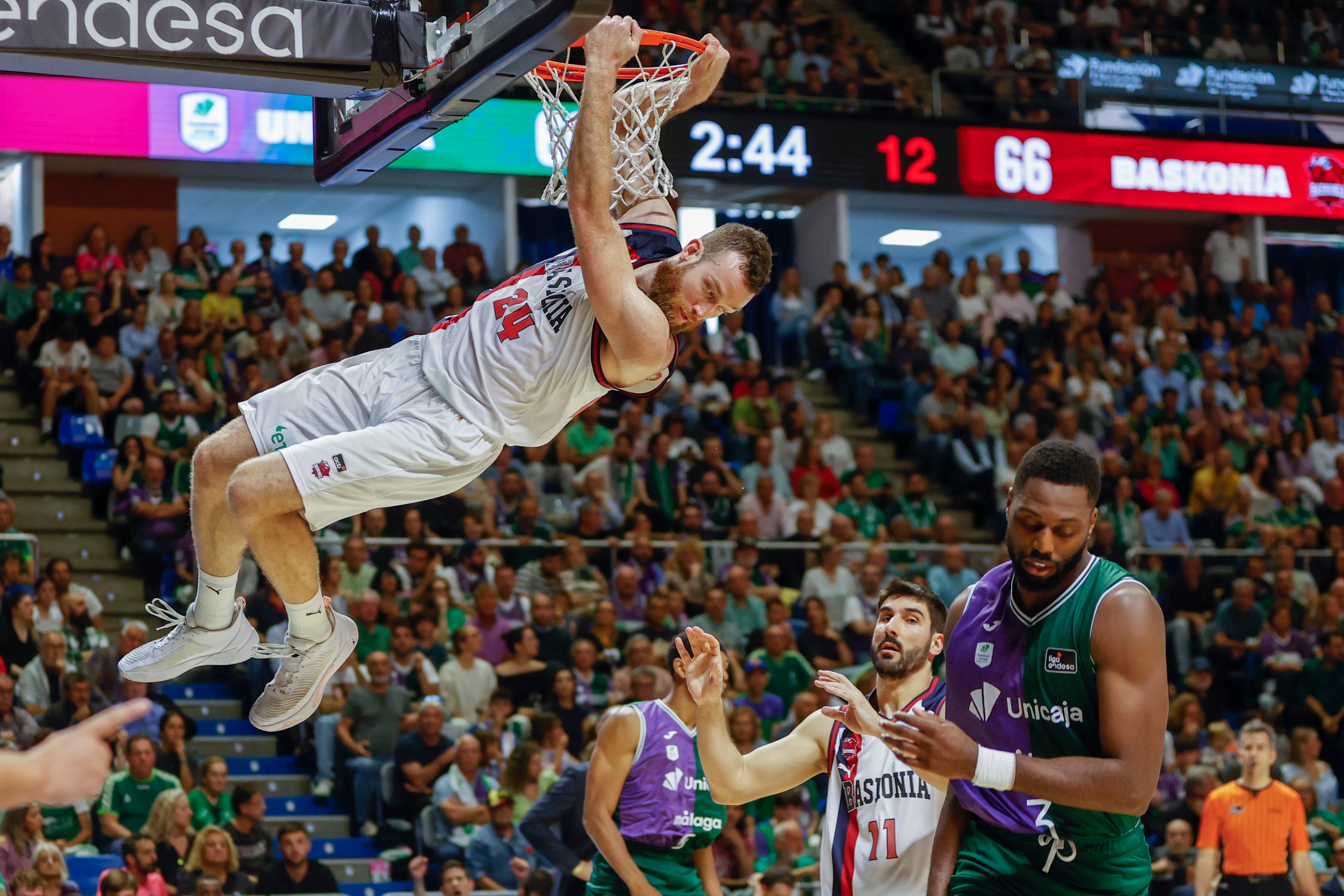 MÁLAGA, 21/04/2024.- El pívot del Baskonia Matt Costello (i) hace un mate durante el partido entre Unicaja Málaga y Saski Baskonia de Liga Endesa disputado este domingo en el Palacio de Deportes José María Martín Carpena de Málaga. EFE/ Jorge Zapata
