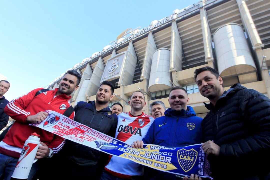 Aficionados Boca Juniors y River Plate se concentran en las inmediaciones del Santiago Bernabéu donde este domingo se jugará la final de la Copa Libertadores