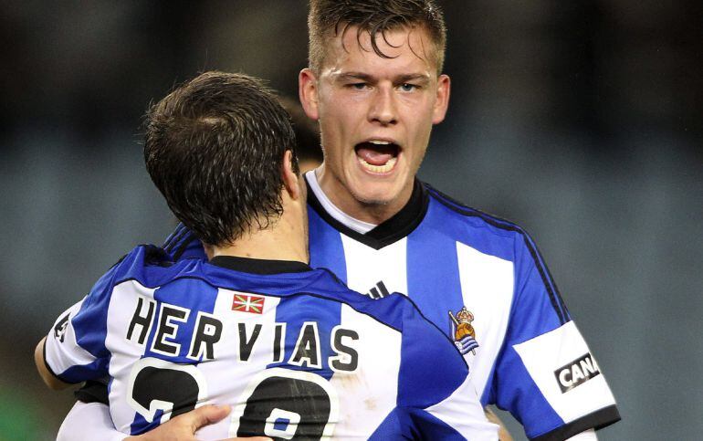 El delantero islandés de la Real Sociedad, Alfred Finnbogason (d), celebra con su compañero Hervías, el primer gol del equipo donostiarra, durante el partido de vuelta de dieciseisavos de final de la Copa del Rey, que disputan esta noche frente al Oviedo 