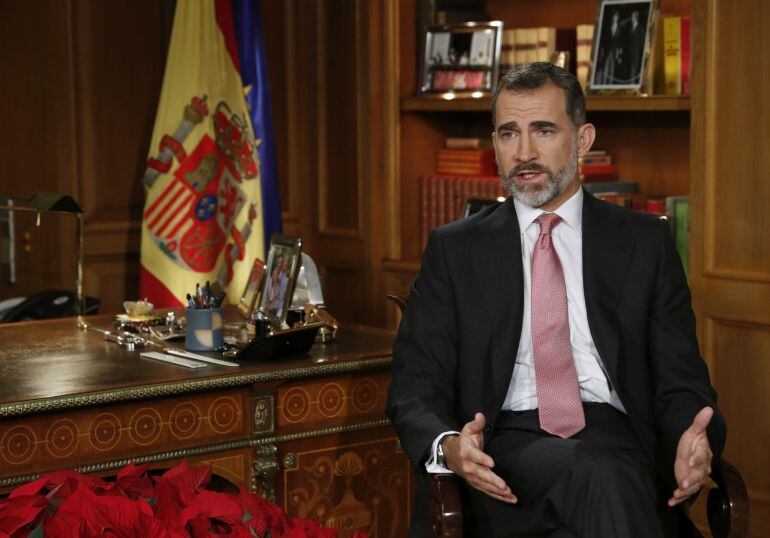 El rey Felipe VI pronuncia el tradicional mensaje de Navidad, el tercero desde que relevó a su padre, Juan Carlos, al frente de la jefatura de Estado en junio de 2014.