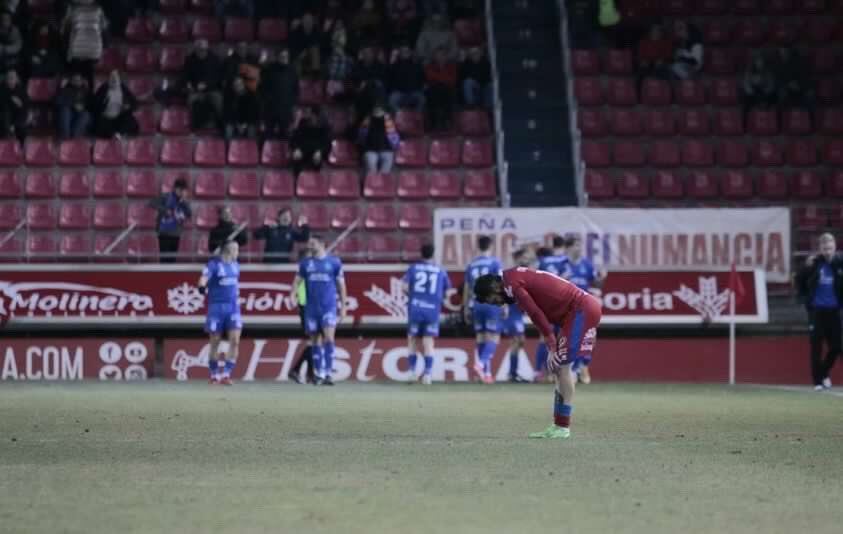 Adrián Mancebo se lamenta durante el partido del domingo ante el Calahorra.