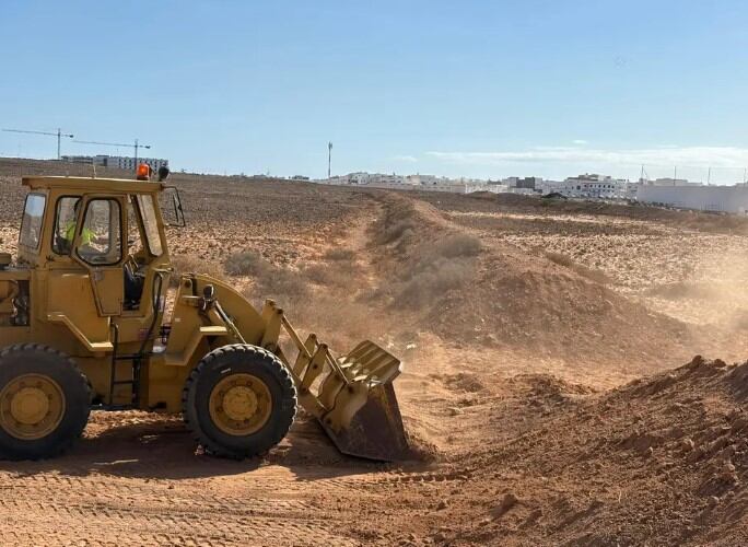 Maquinaria de Arrecife adecuando caminos para las lluvias.