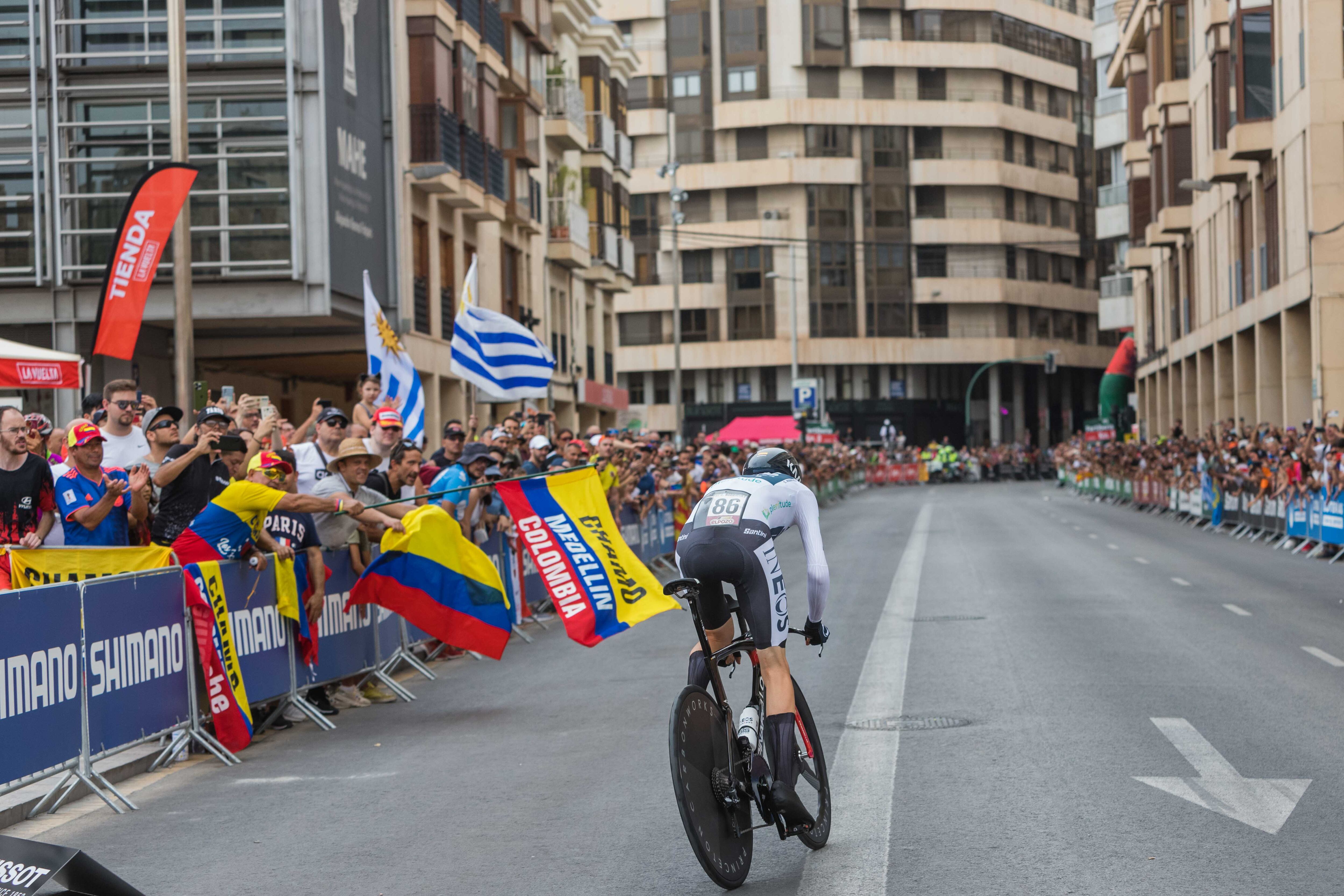 Más de 20.000 personas arroparon La Vuelta en Elche