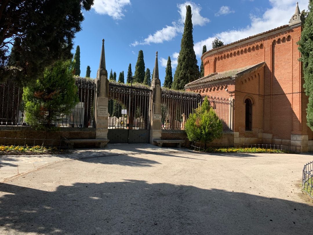 Entrada cementerio Guadalajara