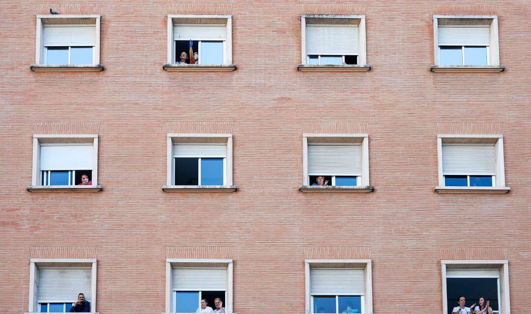 Sanitarios del Hospital Virgen del Rocío, aplauden a los taxistas en homenajea a Francisco José Ortega, primer taxista muerto por coronavirus en Sevilla a 02 de abril 2020.