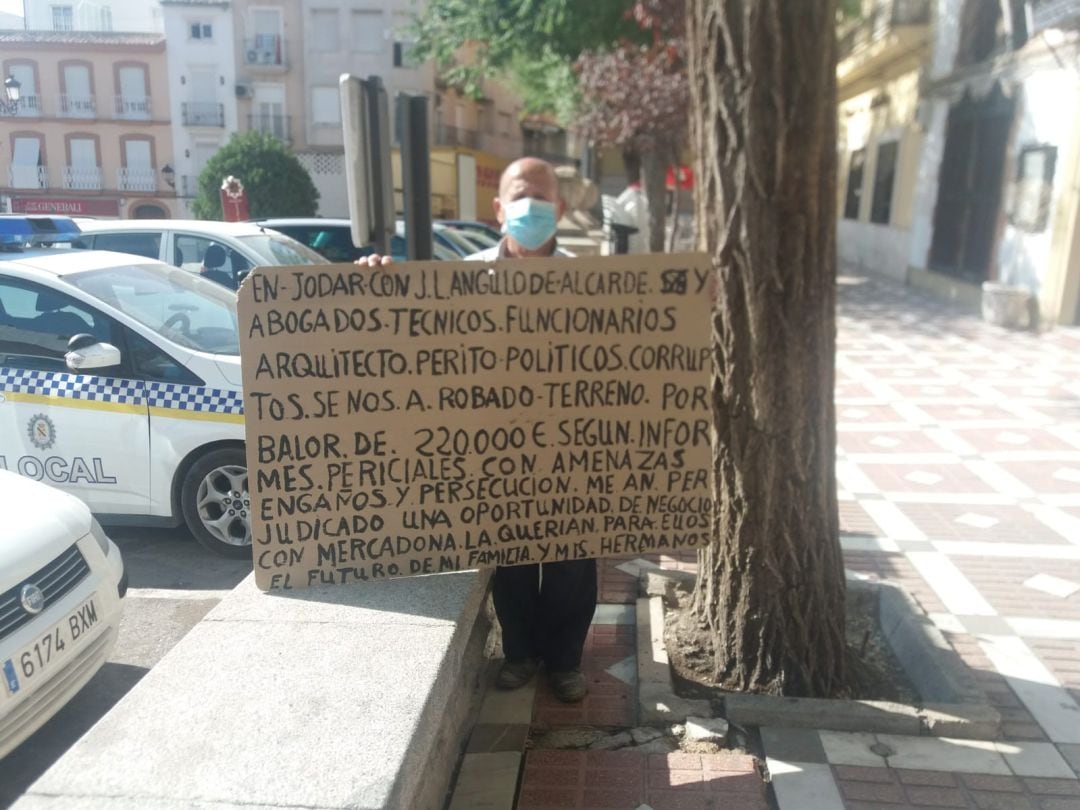 Cristóbal Alcalá nos muestra la pancarta en la puerta del Ayuntamiento