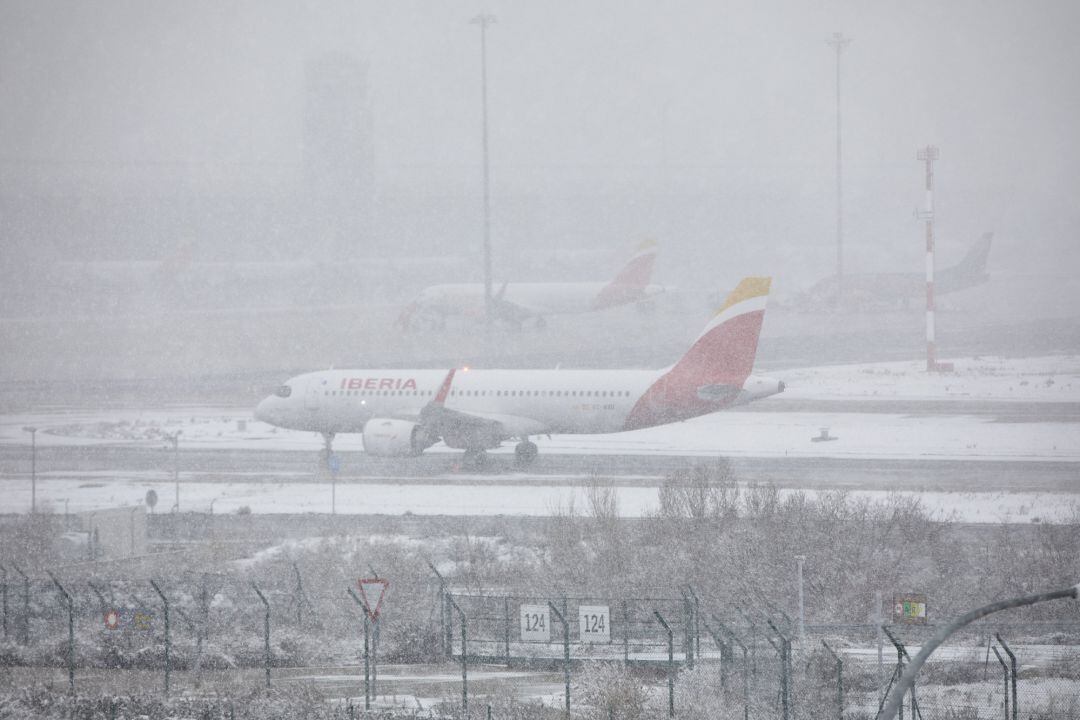 La neu segueix afectant els vols amb Madrid.