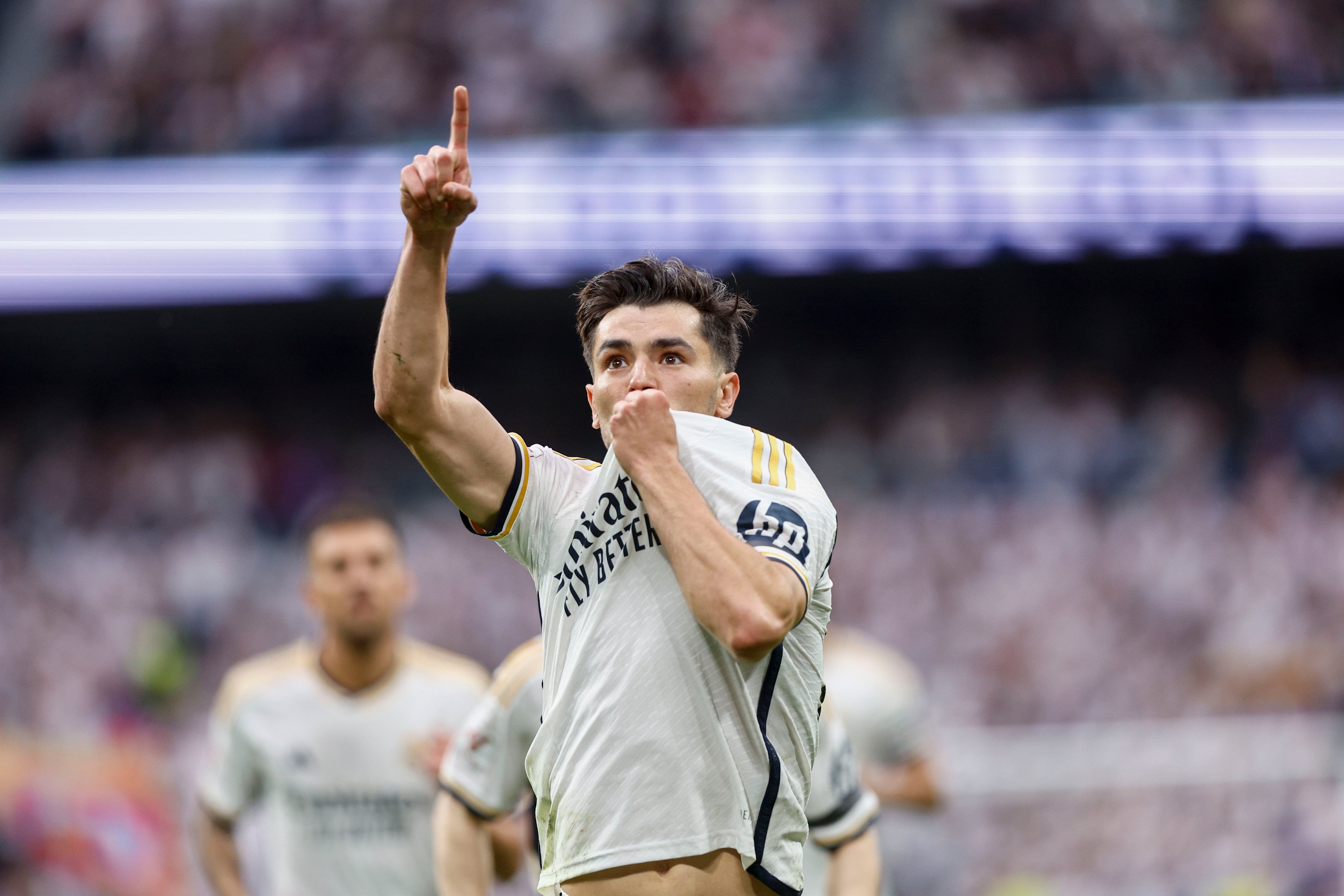 Brahim Díaz celebra su gol frente al Cádiz CF besándose el escudo